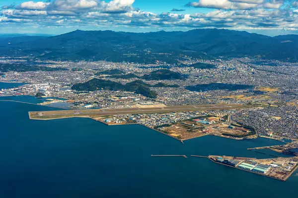 天气晴朗的松山 日本的空中景观 免版税图库图片