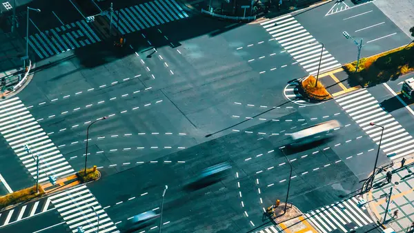 टोयोसु, टोक्यो, जापान में यातायात और लोगों के साथ एक व्यस्त चौराहे रॉयल्टी फ़्री स्टॉक फ़ोटो