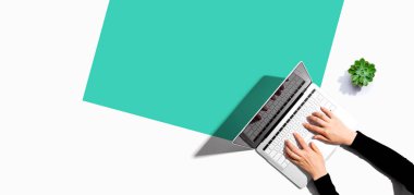 Yukarıdan dizüstü bilgisayar kullanan kişi