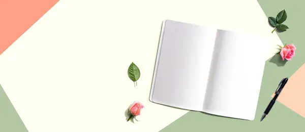 Відкрити Блокнот Або Щоденник Ручкою Зверху Трояндовими Бруньками Плоскою Ліцензійні Стокові Зображення