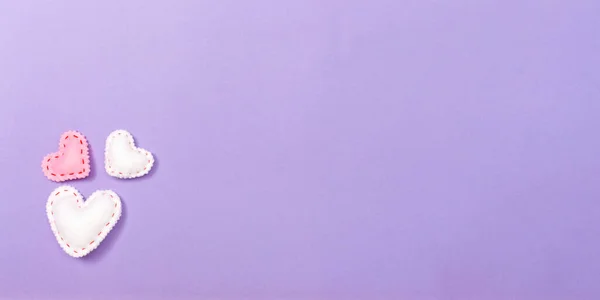 紫色の紙の背景にバレンタインデーのテーマのハートクッション ストックフォト