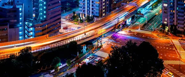 Wolkenkratzer Und Autobahnen Durch Minato Tokio Japan lizenzfreie Stockbilder