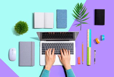 Yukarıdan dizüstü bilgisayar kullanan kişi