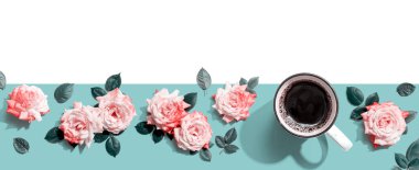 Üzerinde pembe güller olan kahve, düz bir şekilde yatıyordu.