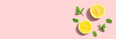 Üzerinde nane şekeri olan taze sarı limonlar.