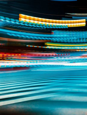 Gece şehir hareketi cadde kesişiminin arka planını bulanıklaştırdı