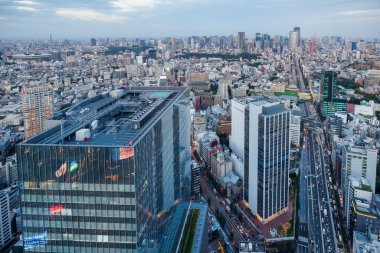 Gün batımında Shibuya, Tokyo, Japonya 'nın hava görüntüsü