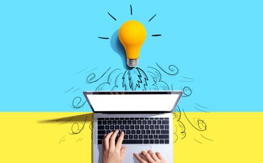 Fikir ampulü, dizüstü bilgisayardan fırlayan bir roket gibi gökyüzüne doğru uçuyordu.