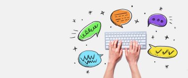 Konuşma baloncukları ve bir bilgisayar klavyesi - Fotoğraf kolajı