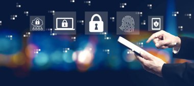 Geceleri bir tablet bilgisayar kullanan işadamı ile internet ağı güvenliği kavramı