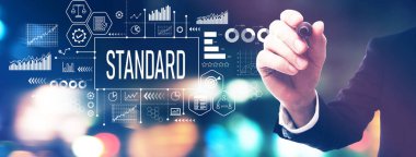 Gece bulanık şehir ışıklarında bir iş adamının standart teması