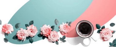 Üzerinde pembe güller olan kahve, düz bir şekilde yatıyordu.