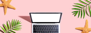 Yazlık palmiye bitkileri ve deniz yıldızlı dizüstü bilgisayar - düz yatıyordu