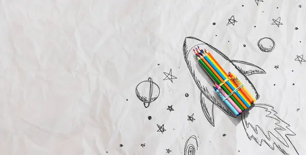 Zurück Zum Schulthema Mit Handgezeichneter Rakete Und Buntstiften Zerknüllter Papierhintergrund — Stockfoto