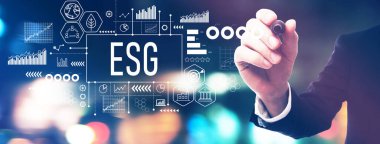 ESG - Gece bulanık şehir ışıklarında bir işadamıyla Çevre, Sosyal ve Yönetim kavramı