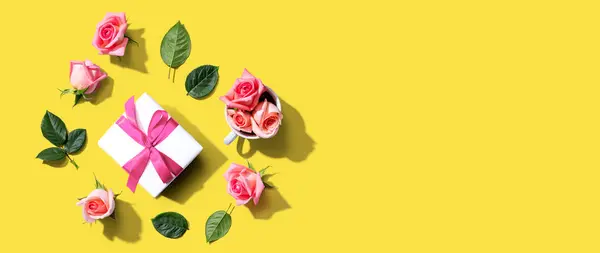 Κουτί Δώρου Ροζ Τριαντάφυλλα Από Πάνω Επίπεδη Lay Φωτογραφία Αρχείου