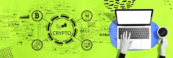 Crypto Trading Thema Met Persoon Met Behulp Van Een Laptop Rechtenvrije Stockfoto's
