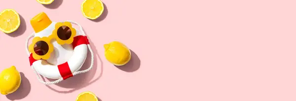 夏季防晒霜护肤主题与救生圈和柠檬维生素C概念 图库照片