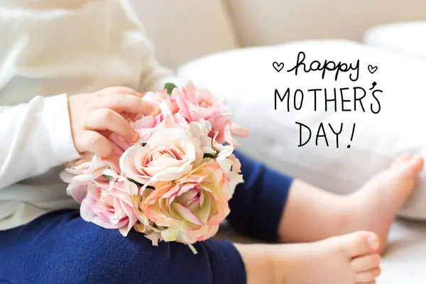 ソファの上の花で幼児の少年と母の日のメッセージ ロイヤリティフリーのストック写真