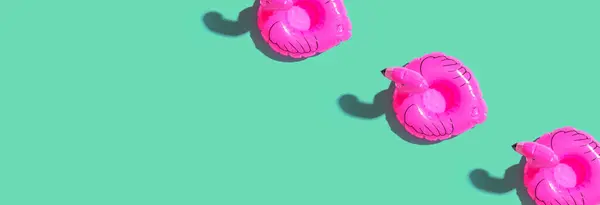 ピンクのフラミンゴのフロートと夏のコンセプト フラットレイ ストックフォト