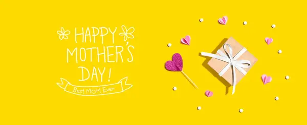 Поздравление Днем Матери Маленькой Подарочной Коробкой Бумажными Сердцами Лицензионные Стоковые Изображения