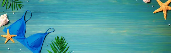ヒトデと貝殻の青い水着 フラットレイ ストック画像