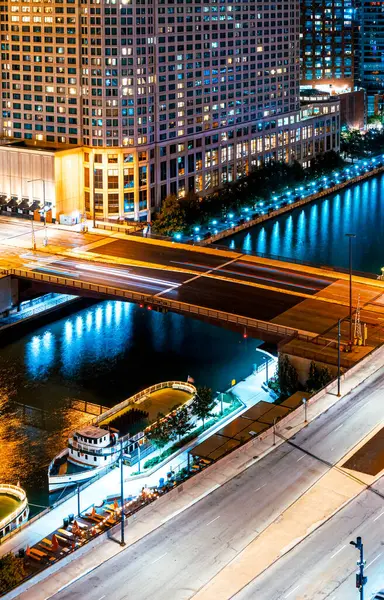 Skyblöjor Längs Chicago River Chicago Stockfoto