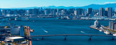 Açık bir sabahta Tokyo Körfezi 'nden geçen köprüler