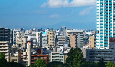 Nishi-Shinjuku, Tokyo, Japonya 'nın üzerindeki gökdelenler.