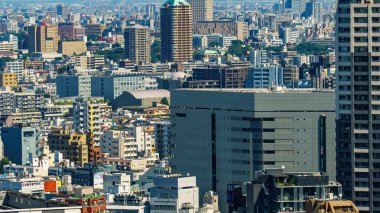 Nishi-Shinjuku, Tokyo, Japonya 'nın üzerindeki gökdelenler.
