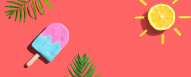 Buzlu buzlu limon güneş ışığıyla yaz konsepti