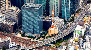 Tokyo Marunouchi bölgesindeki gökdelenlerin ve otoyolların havadan görünüşü