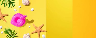 Pembe flamingo şamandıralı yaz konsepti.