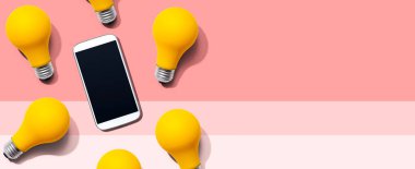 Yukarıdan gelen sarı ampullü akıllı telefon