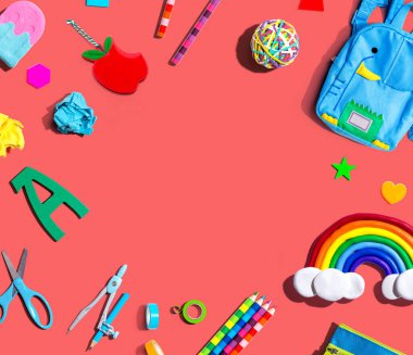 Gökkuşağı manzaralı okul malzemeleri düz yerde yatıyordu.