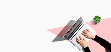 Yukarıdan dizüstü bilgisayar kullanan kişi