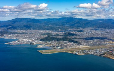 Açık bir günde Japonya 'nın Matsuyama, Ehime kentinin havadan görünüşü