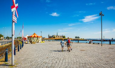 Tourists at the castle yard of Kronborg castle in Elsingore (Helsingr), Denmark