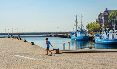 Tourists at the castle yard of Kronborg castle in Elsingore (Helsingr), Denmark