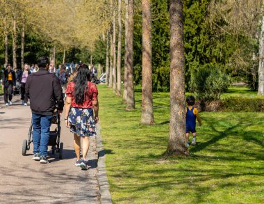 Kopenhag, Danimarka 'da Bispegjerg mezarlığında yürüyen küçük çocuklu bir aile.