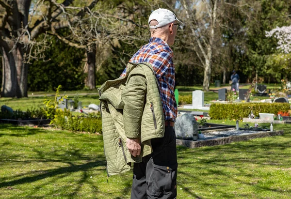 Γέρος Παίρνει Σακάκι Του Στο Νεκροταφείο — Φωτογραφία Αρχείου
