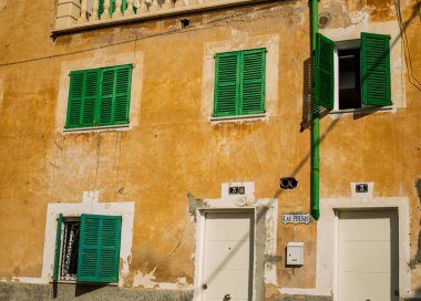 Sant Augusti, Mallorca 'daki sarı evin güzel yeşil vitrinleri.