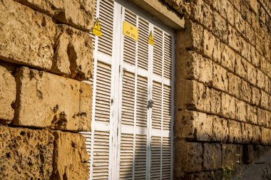 Sant Augusti, Mallorca 'da eski kilitli pencere kapısı.