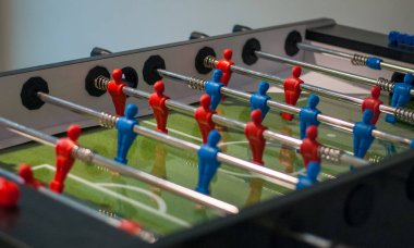 Kırmızı ve mavi oyuncularla hokey masası oyunu