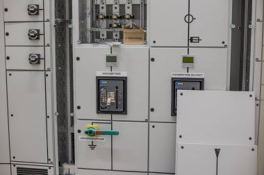 Bir elektrik kutusu teknikleri makinesi.