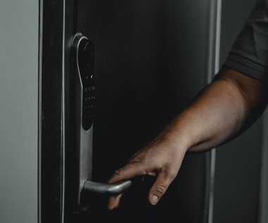 İşadamları elektrikli kapıyı açıyor.