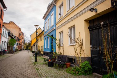 İsveç, Malmö 'deki Gamla Vaster' da renkli Jakob Nilsgatan Caddesi