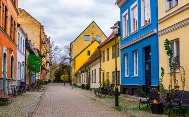 İsveç, Malmö 'deki Gamla Vaster' da renkli Jakob Nilsgatan Caddesi