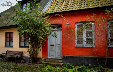 İsveç, Malmö 'deki Gamla Vaster' da Jakob Nilsgatan caddesinde renkli evler