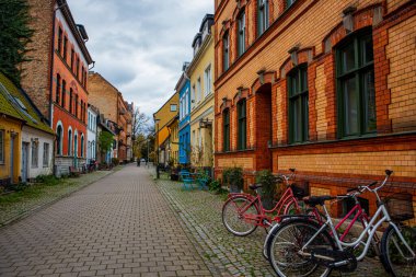 İsveç, Malmö 'deki Gamla Vaster' da renkli Jakob Nilsgatan Caddesi